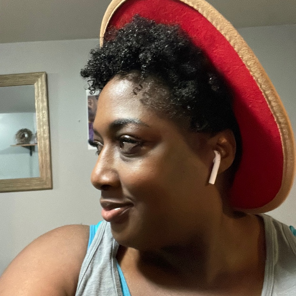 Milani two toned tan and red hat.